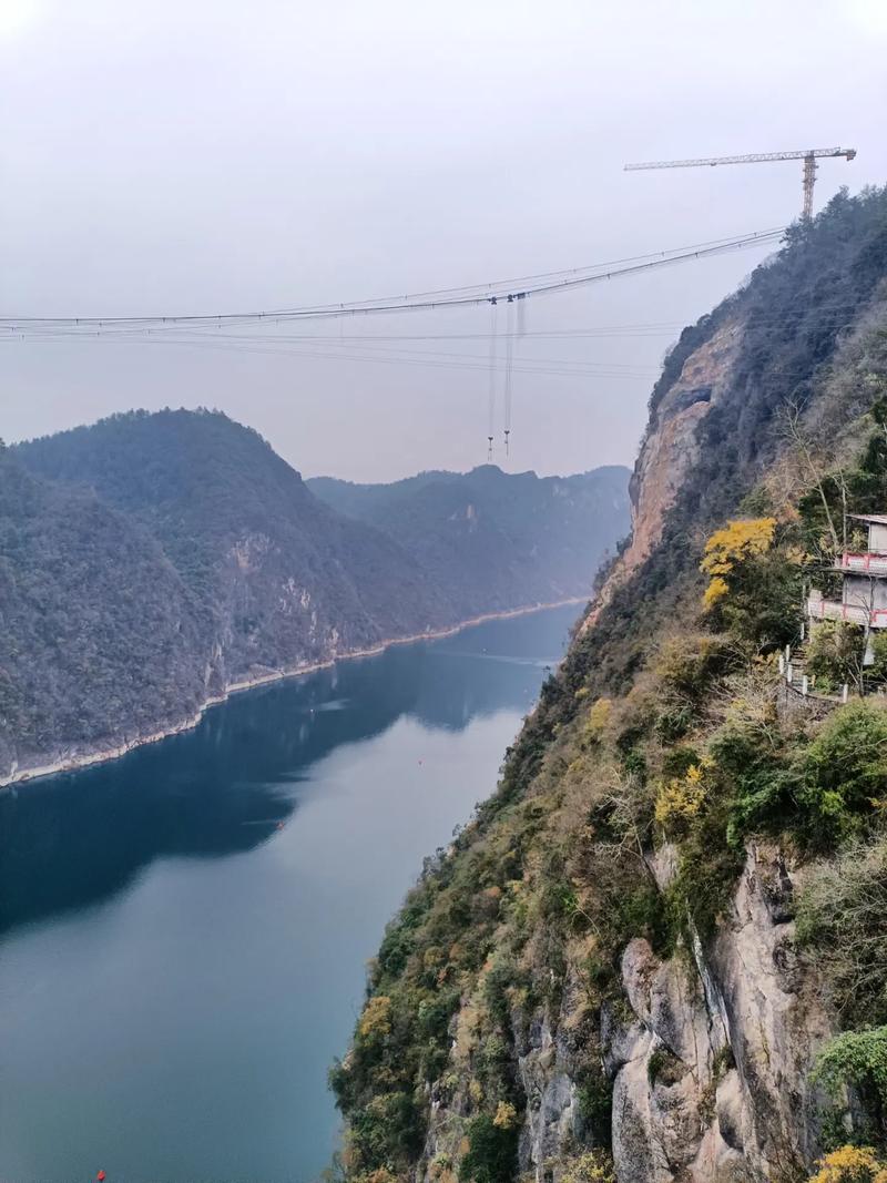 建设中的大桥